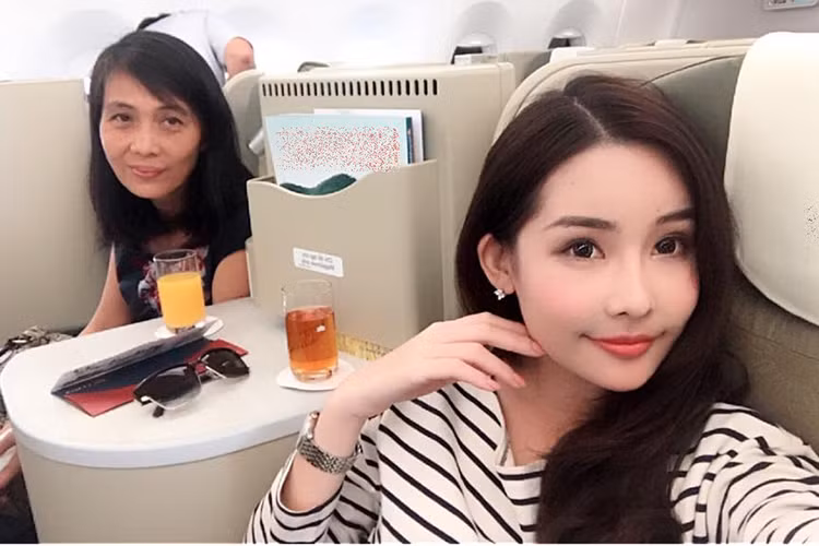 Theo lời bà Nguyệt Quế, vợ chồng bà thay phiên nhau đồng hành cùng Ngân Anh trong các hoạt động. Ảnh: FBNV