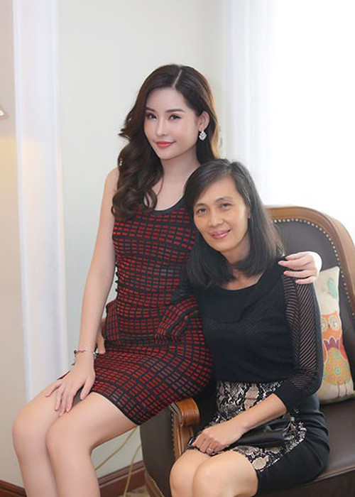 Trước đó, bà Nguyệt Quế từng chia sẻ bà đã đau lòng và khóc nhiều vì đọc được những lời chê bai, không đúng về Ngân Anh vào thời điểm giành vương miện Hoa hậu Đại dương 2017. Ảnh: Lao động