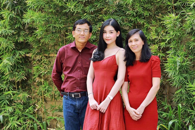 Bà Nguyệt Quế có gu thời trang khá trẻ trung. Ảnh: Khỏe và đẹp