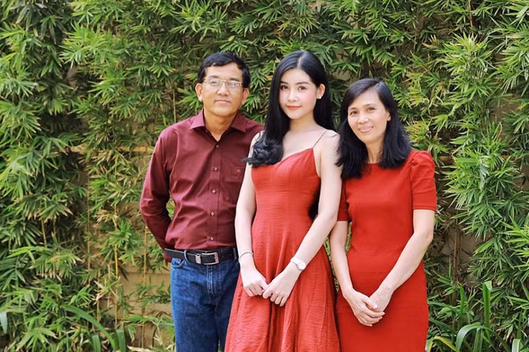 Bà Nguyệt Quế có gu thời trang khá trẻ trung. Ảnh: Khỏe và đẹp