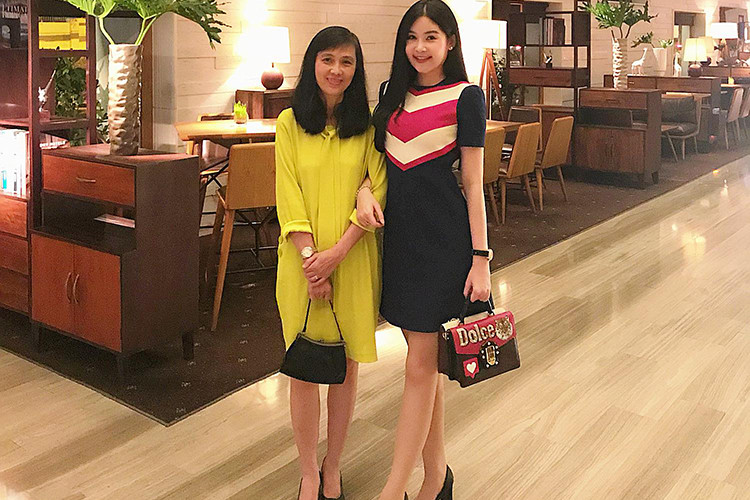 Mẹ của Ngân Anh đã nghỉ hưu nên có nhiều thời gian dành cho con gái. Ảnh: FBNV