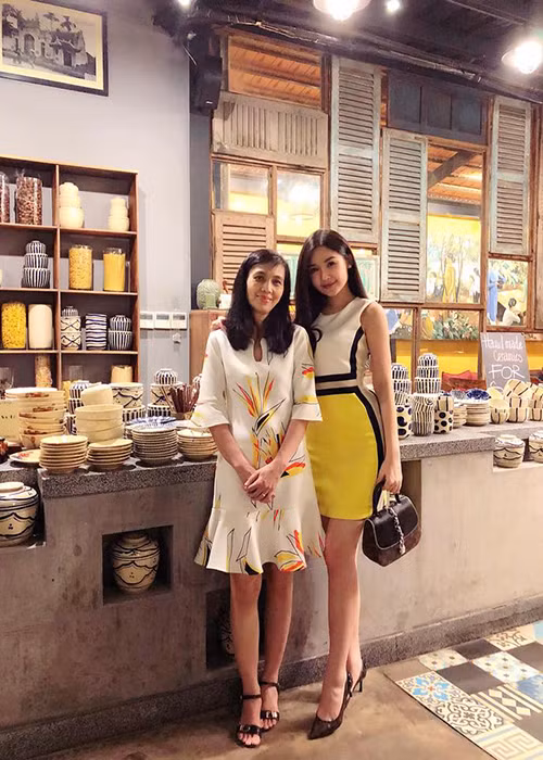 Người luôn bênh vực Lê Âu Ngân Anh khi vướng ồn ào chính là bà Âu Nguyệt Quế - mẹ của Ngân Anh. Ảnh: FBNV