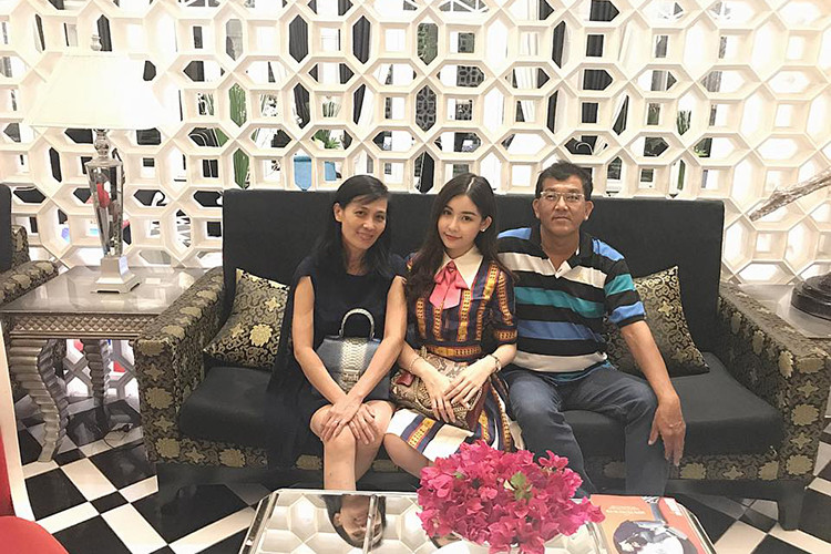 Khoảnh khắc Ngân Anh đón sinh nhật bên gia đình vào năm 2018. Ảnh: FBNV Xem video "Ngân Anh bị tố mua giải, biết trước câu hỏi thi ứng xử tại Hoa hậu liên lục địa 2018". Nguồn Youtube/vtc