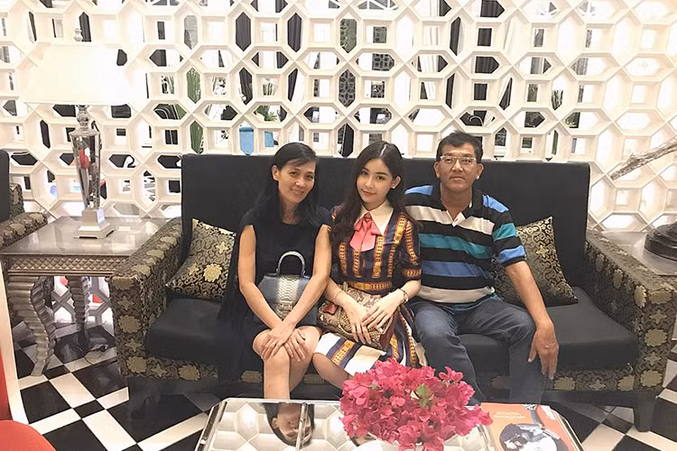 Khoảnh khắc Ngân Anh đón sinh nhật bên gia đình vào năm 2018. Ảnh: FBNV Xem video "Ngân Anh bị tố mua giải, biết trước câu hỏi thi ứng xử tại Hoa hậu liên lục địa 2018". Nguồn Youtube/vtc