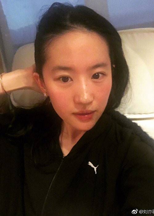 Lưu Diệc Phi không ngại để mặt mộc ngoài đời.