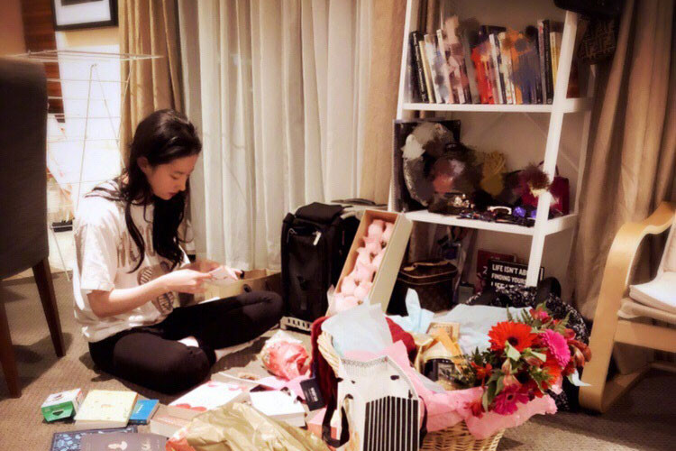 Kín tiếng trước truyền thông nhưng người đẹp khá thoải mái chia sẻ hình ảnh đời thường đến người hâm mộ.