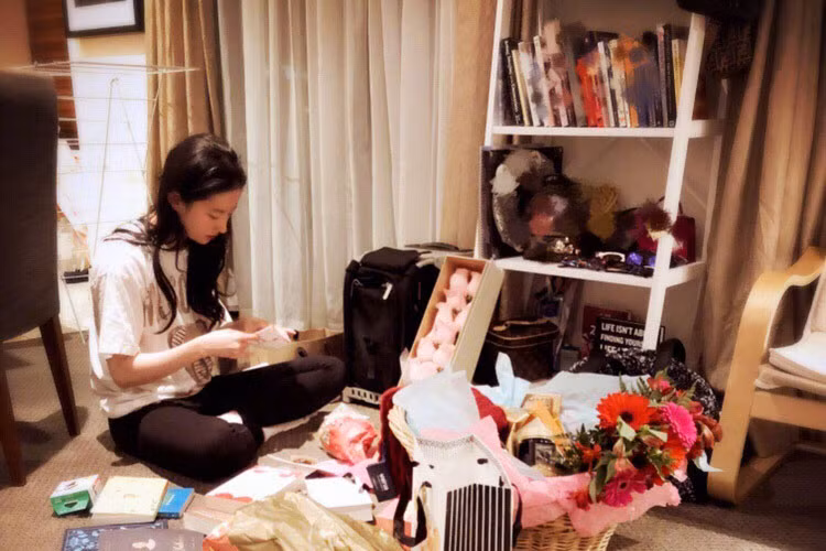 Kín tiếng trước truyền thông nhưng người đẹp khá thoải mái chia sẻ hình ảnh đời thường đến người hâm mộ.