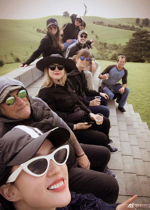 Nữ diễn viên thường xuyên tìm niềm vui bên những người bạn bè sau khi cuộc tình đẹp tan vỡ.