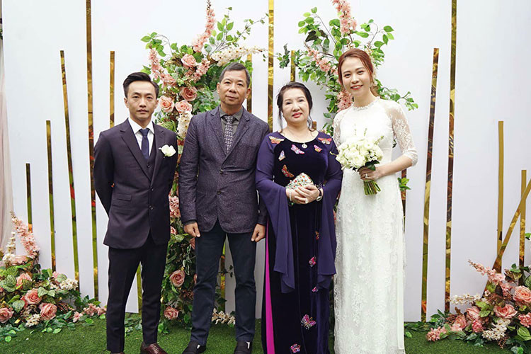 Đây được cho là lần đầu Cường Đô la tổ chức lễ ăn hỏi bởi trước đó dù nhiều năm chung sống với Hồ Ngọc Hà, hai người vẫn chưa chính thức làm đám cưới.