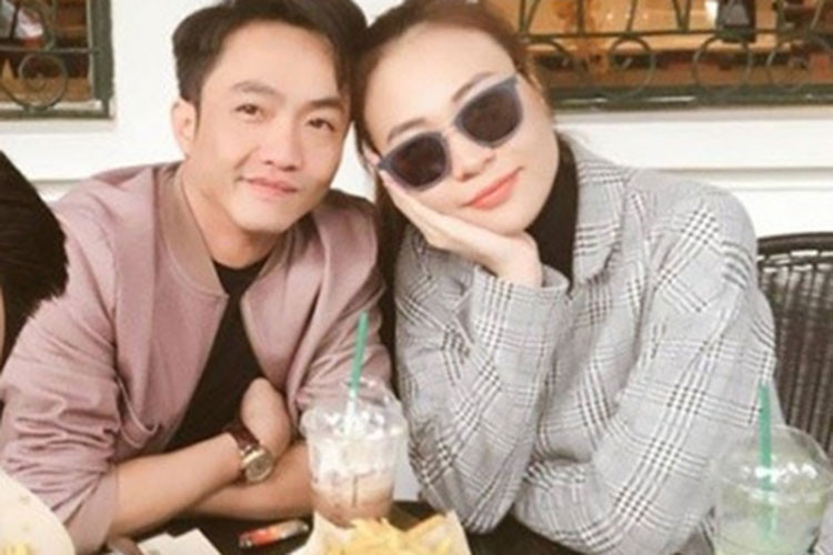 Vì Đàm Thu Trang, Cường Đô la trở nên gần gũi, thân thiện. Trong những lần livestream cùng bạn gái, anh vui vẻ giao lưu với fans mà không hề e ngại.