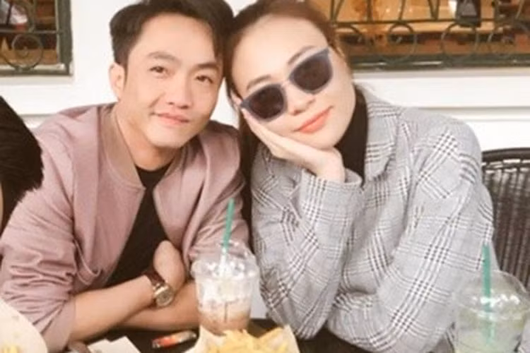 Vì Đàm Thu Trang, Cường Đô la trở nên gần gũi, thân thiện. Trong những lần livestream cùng bạn gái, anh vui vẻ giao lưu với fans mà không hề e ngại.