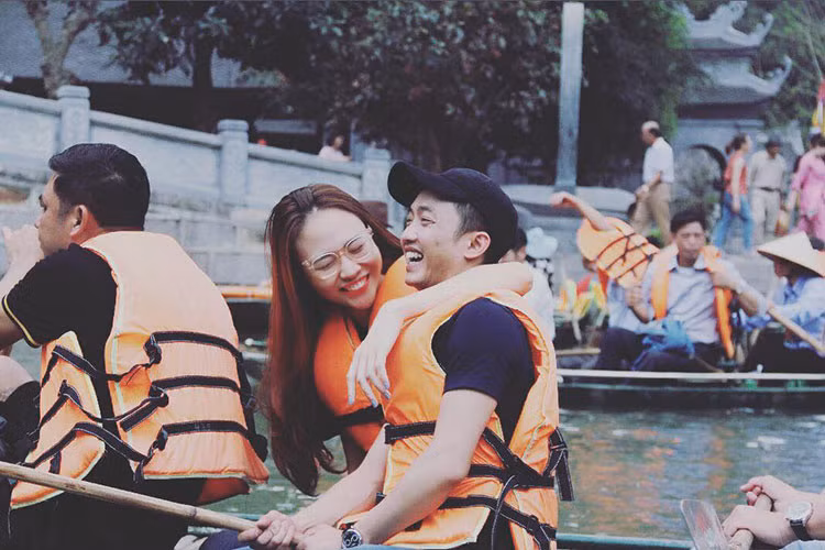 Trước đó, Cường Đô la có đến 2 năm yêu Hạ Vi nhưng chưa từng thay đổi trạng thái hôn nhân trên cá nhân của mình.