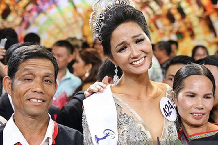 Bố của H'hen Niê cũng là người đàn ông đặc biệt luôn bên cạnh cô. Ảnh: VOV