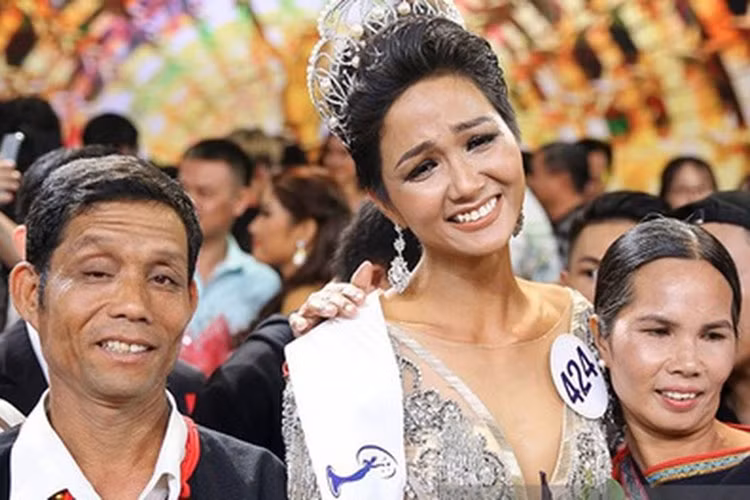 Bố của H'hen Niê cũng là người đàn ông đặc biệt luôn bên cạnh cô. Ảnh: VOV