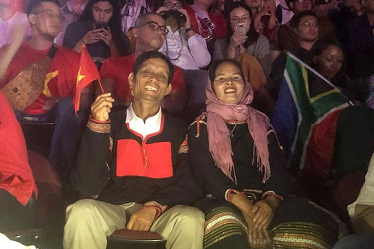 H'hen Niê chia sẻ chính bố mẹ đã cho cô thêm tự tin để vững lòng tiến tới những vị trí cao trong các cuộc thi nhan sắc. Ảnh: Người lao động