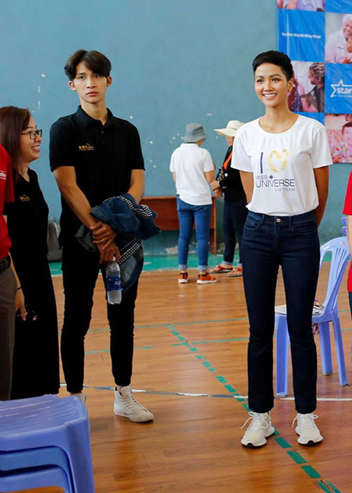 Ngoài gương mặt điển trai, trợ lý của H'hen Niê còn sở hữu vóc dáng cao ráo. Ảnh: Zing