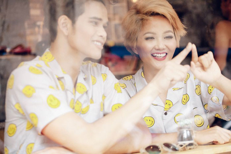 H'hen Niê và K'Brơi luôn giúp đỡ nhau trong lúc khó khăn. Ảnh: Yan