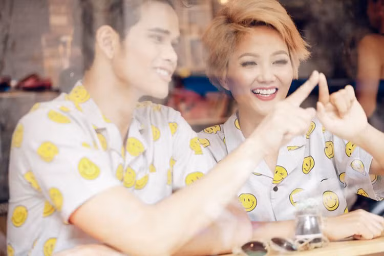 H'hen Niê và K'Brơi luôn giúp đỡ nhau trong lúc khó khăn. Ảnh: Yan