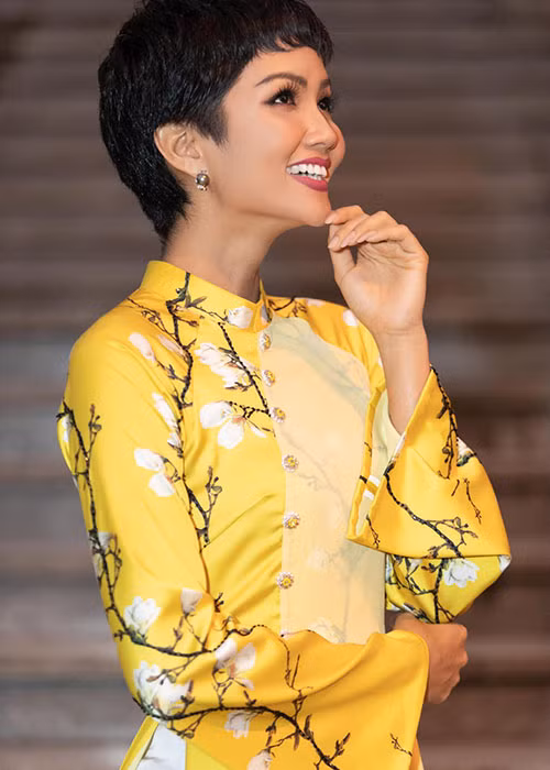 Bạn trai hiện tại là mối tình đầu tiên của người đẹp sinh năm 1992. Ảnh: FBNV