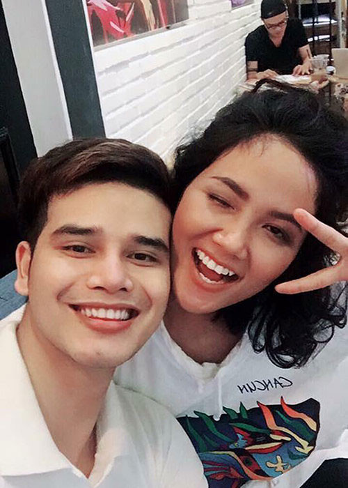 Ngoài Quốc Tín, K'Brơi cũng là người đàn ông đặc biệt của H'hen Niê. Ảnh: FBNV