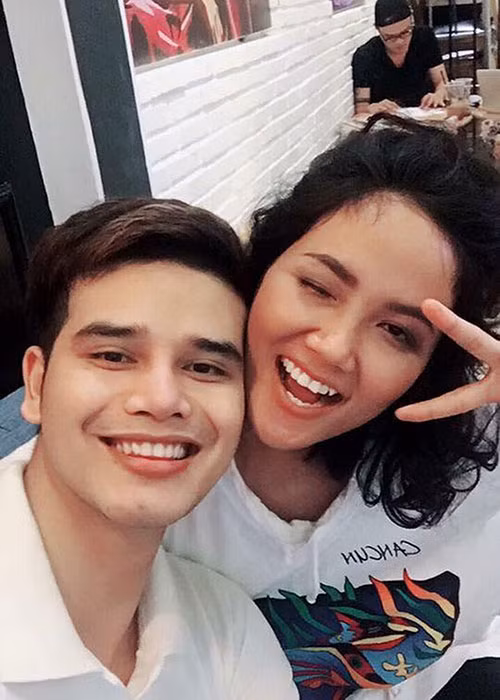 Ngoài Quốc Tín, K'Brơi cũng là người đàn ông đặc biệt của H'hen Niê. Ảnh: FBNV