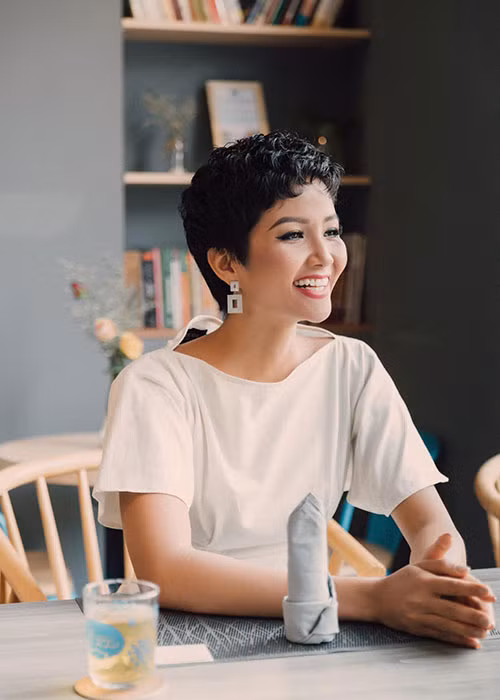 H'hen Niê đang hẹn hò một chàng trai hơn 3 tuổi hoạt động trong lĩnh vực truyền thông và không phải đại gia. Ảnh: FBNV