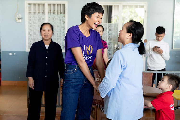 Trở lại mái ấm Tín Thác, top 5 Hoa hậu Hoàn vũ Thế giới 2018 giản dị trong trang phục quần jean, áo phông.