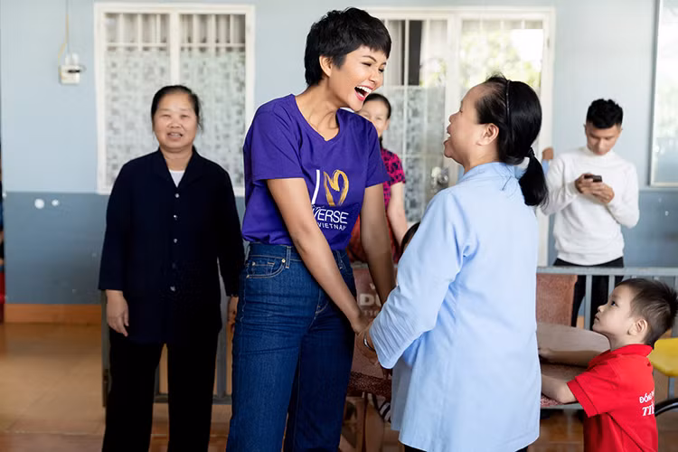 Trở lại mái ấm Tín Thác, top 5 Hoa hậu Hoàn vũ Thế giới 2018 giản dị trong trang phục quần jean, áo phông.