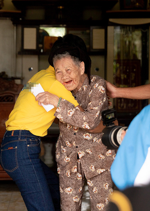 Ngoài mái ấm Tín Thác, H’hen Niê còn đến trao quà Tết cho bà con đồng bào dân tộc nghèo thuộc xã Tân Thượng, xã Tân Lâm, xã Tân Châu và xã Đinh Trang Thượng.