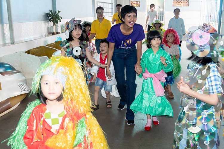 Mới đây, người đẹp trở lại mái ấm Tín Thác – nơi mà cách đây một năm, cô đã ghé thăm khi còn là thí sinh Hoa hậu Hoàn vũ Việt Nam và ngay sau khi đăng quang.