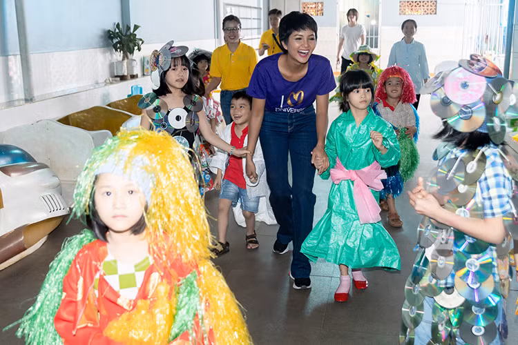 Mới đây, người đẹp trở lại mái ấm Tín Thác – nơi mà cách đây một năm, cô đã ghé thăm khi còn là thí sinh Hoa hậu Hoàn vũ Việt Nam và ngay sau khi đăng quang.