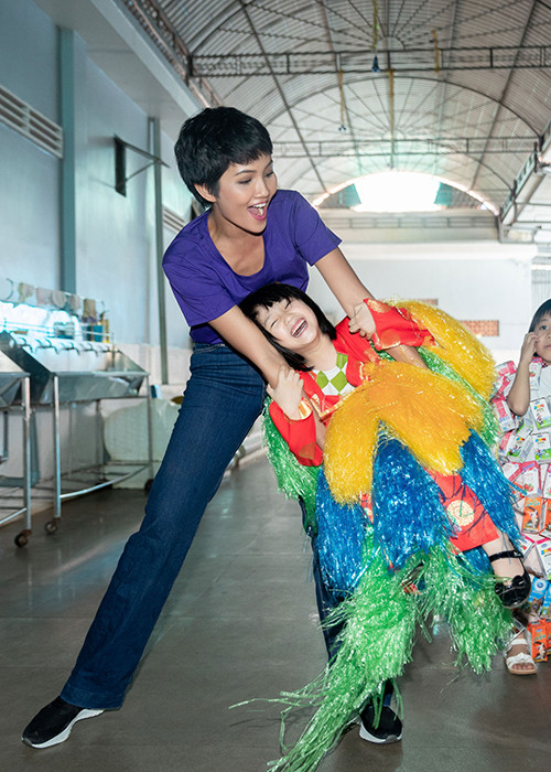 Sự hồn nhiên, vô tư của các em giúp không khí thêm phần rộn rã.