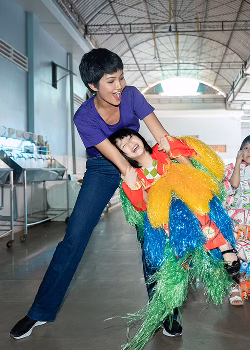 Sự hồn nhiên, vô tư của các em giúp không khí thêm phần rộn rã.