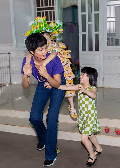 Hoa hậu H’hen Niê dành thời gian vui đùa cùng các em nhỏ.
