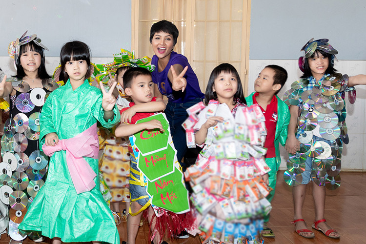 Nổi tiếng thân thiện, H’hen Niê nhận được sự chào đón nồng nhiệt từ các em nhỏ tại đây.