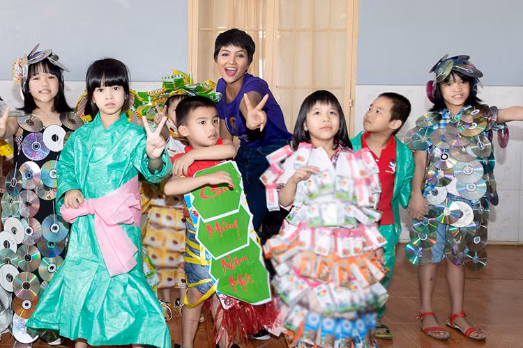 Nổi tiếng thân thiện, H’hen Niê nhận được sự chào đón nồng nhiệt từ các em nhỏ tại đây.