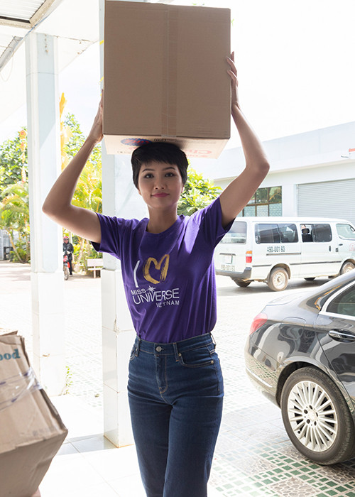 Trong không khí những ngày cuối năm, H’hen Niê đã tạm gác lại công việc của mình để tham gia các chuyến thiện nguyện.