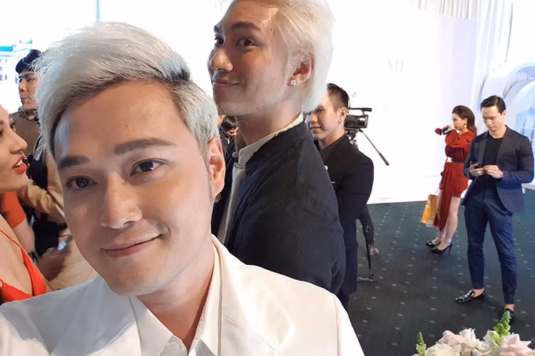 Hình ảnh Quang Vinh bên người bạn thân thiết Lý Quí Khánh.