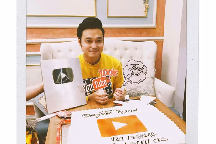 Năm 2018, nam ca sĩ khoe nhận nút bạc cho kênh youtube của mình.