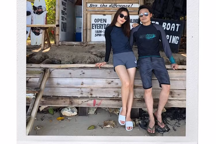 Nam ca sĩ còn dành thời gian cho những sở thích của mình như đi du lịch hay nhiếp ảnh.