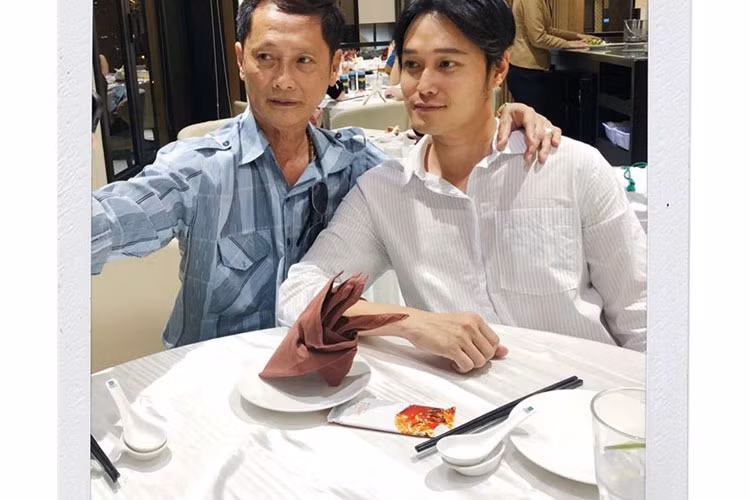 "Hoàng tử sơn ca" khoe ảnh gặp mặt bố đẻ, dập tan tin đồn là thiếu gia thương hiệu điện máy Nguyễn Kim.