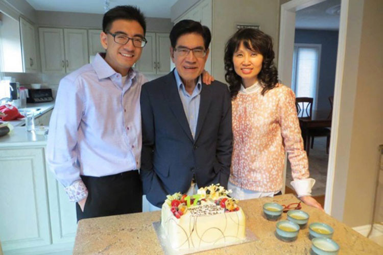 Đến nay sau 36 năm chung sống, vợ chồng nam MC nổi tiếng hải ngoại vẫn sống hạnh phúc bên con trai. Ảnh: Ngôi sao