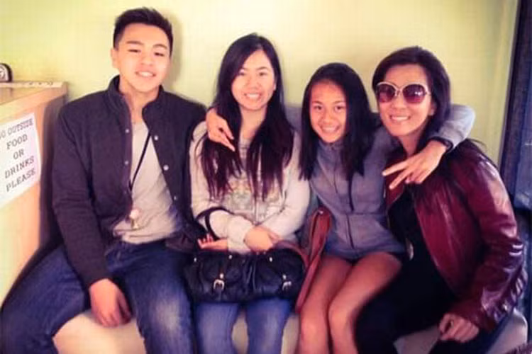 Sau khi ly hôn Trịnh Hội, Kỳ Duyên trở lại làm bà mẹ đơn thân, nuôi hai cô con gái. Ảnh: FBNV