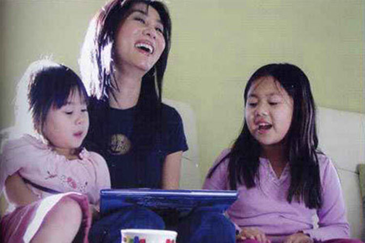 Khác với Nguyễn Ngọc Ngạn, Kỳ Duyên có đường tình duyên lận đận. Cô kết hôn với bác sĩ Nguyễn Quang Li, sau đó sinh 2 con gái. Nhưng hạnh phúc chẳng tày gang khi vợ chồng Kỳ Duyên nảy sinh nhiều bất đồng dẫn đến ly hôn. Ảnh: Vietnamnet