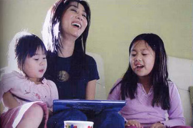 Khác với Nguyễn Ngọc Ngạn, Kỳ Duyên có đường tình duyên lận đận. Cô kết hôn với bác sĩ Nguyễn Quang Li, sau đó sinh 2 con gái. Nhưng hạnh phúc chẳng tày gang khi vợ chồng Kỳ Duyên nảy sinh nhiều bất đồng dẫn đến ly hôn. Ảnh: Vietnamnet