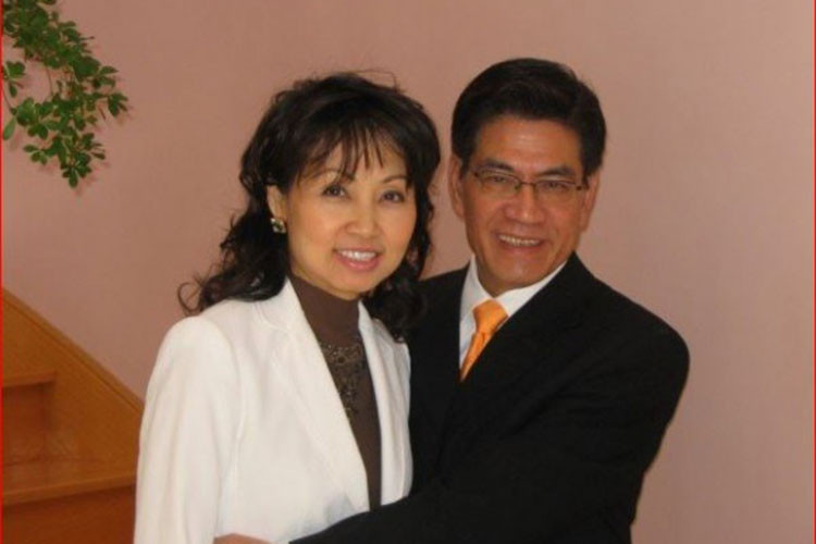 MC Kỳ Duyên từng bật mí Nguyễn Ngọc Ngạn vừa gặp vợ một ngày đã hỏi cưới liền. Nữ MC còn hay gọi ông là “Hội trưởng hội sợ vợ”. Ảnh: Ngôi sao