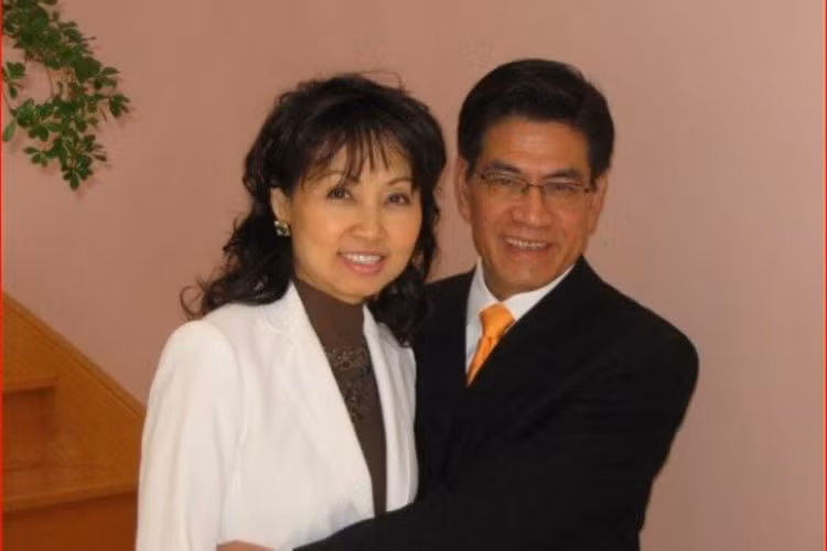 MC Kỳ Duyên từng bật mí Nguyễn Ngọc Ngạn vừa gặp vợ một ngày đã hỏi cưới liền. Nữ MC còn hay gọi ông là “Hội trưởng hội sợ vợ”. Ảnh: Ngôi sao