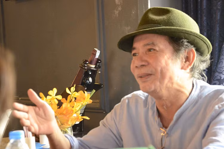 Ở độ tuổi 70, nam nhạc sĩ sử dụng mạng xã hội khá thành thạo. Trên trang cá nhân, ông thường xuyên đăng hình ảnh, cập nhật thông tin mới nhất về mình.