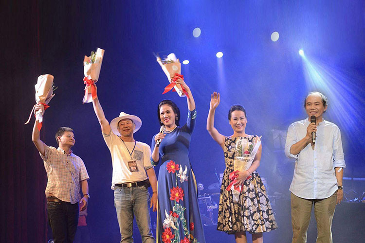 Đến tháng 8/2018, ông xuất hiện trong đêm nhạc của đầu tiên của mình diễn ra tại Nghệ An.