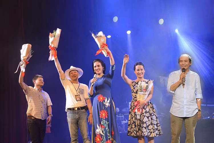 Đến tháng 8/2018, ông xuất hiện trong đêm nhạc của đầu tiên của mình diễn ra tại Nghệ An.